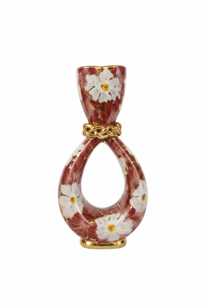 Vaso deruta rosa con fiori bianchi
