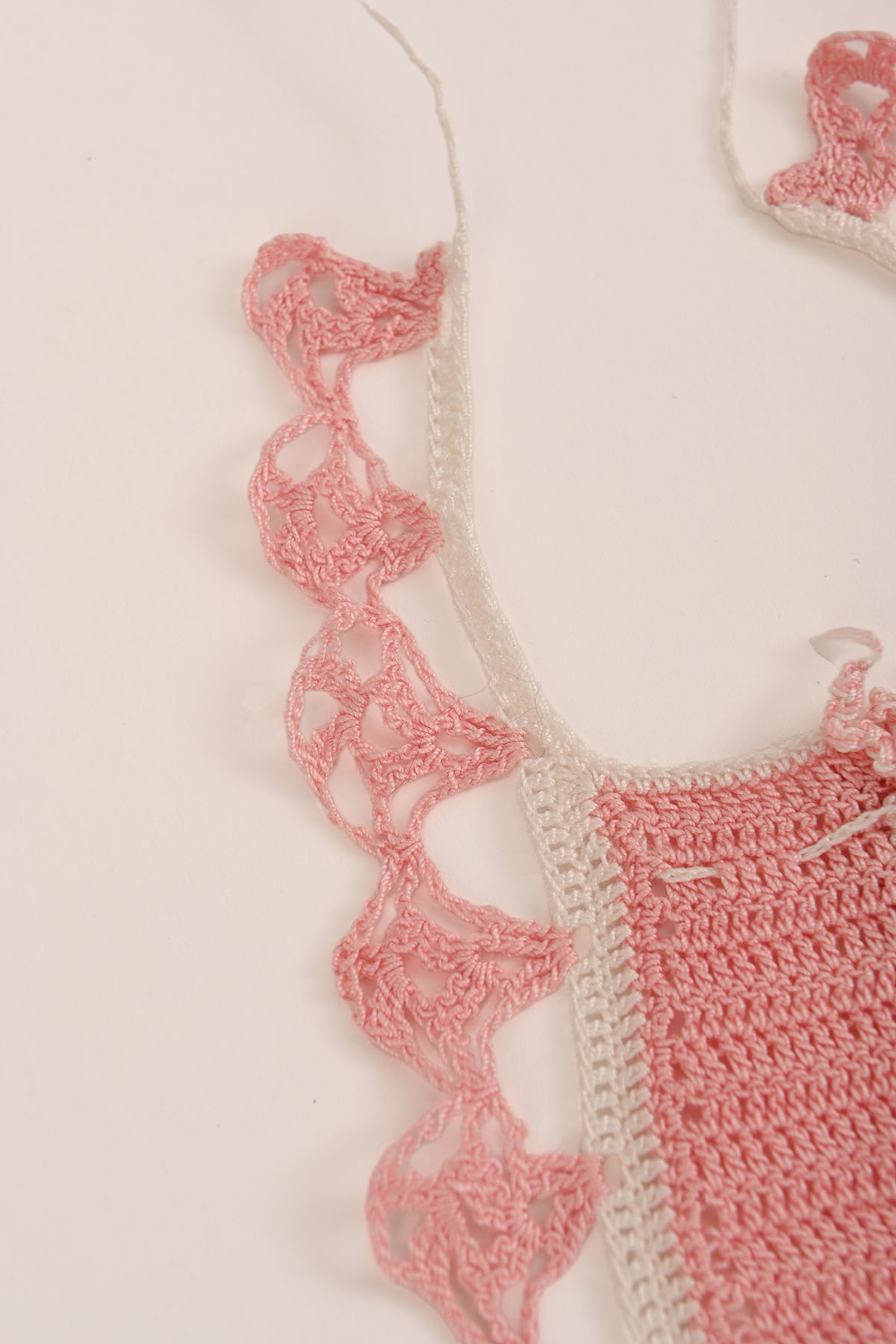 Bavaglino crochet rosa con bordo ricamato Teresa Cercava