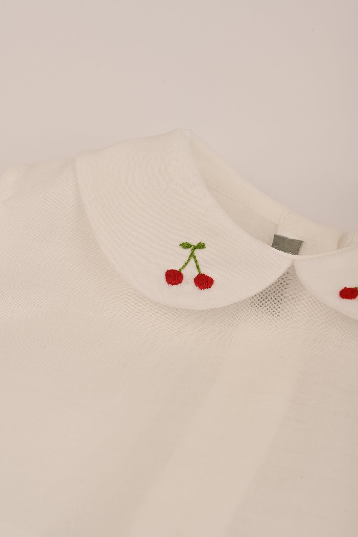 camicetta con ciliege ricamate  DIVINI