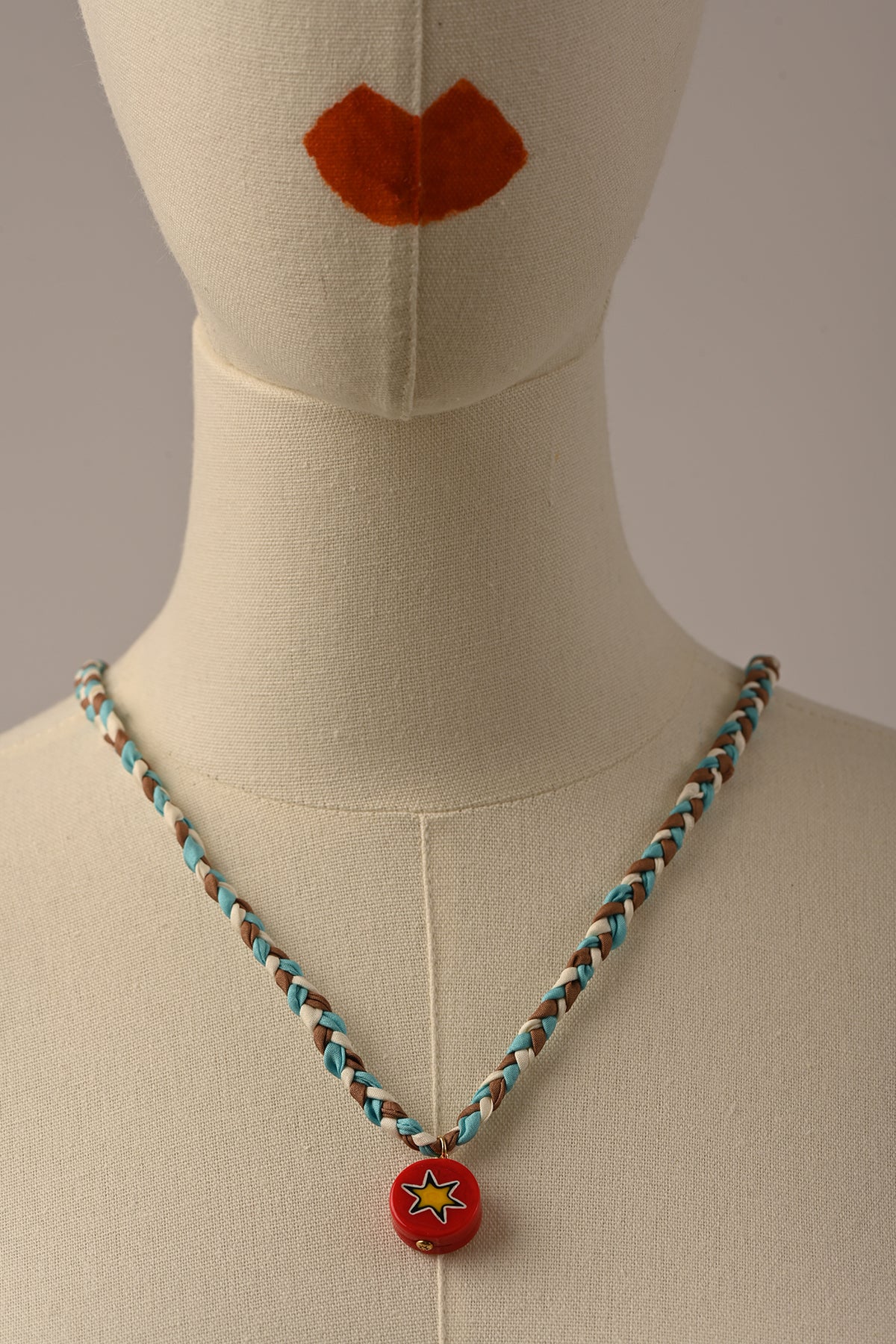 Collana con cordino in seta Bacaressa Amourrina