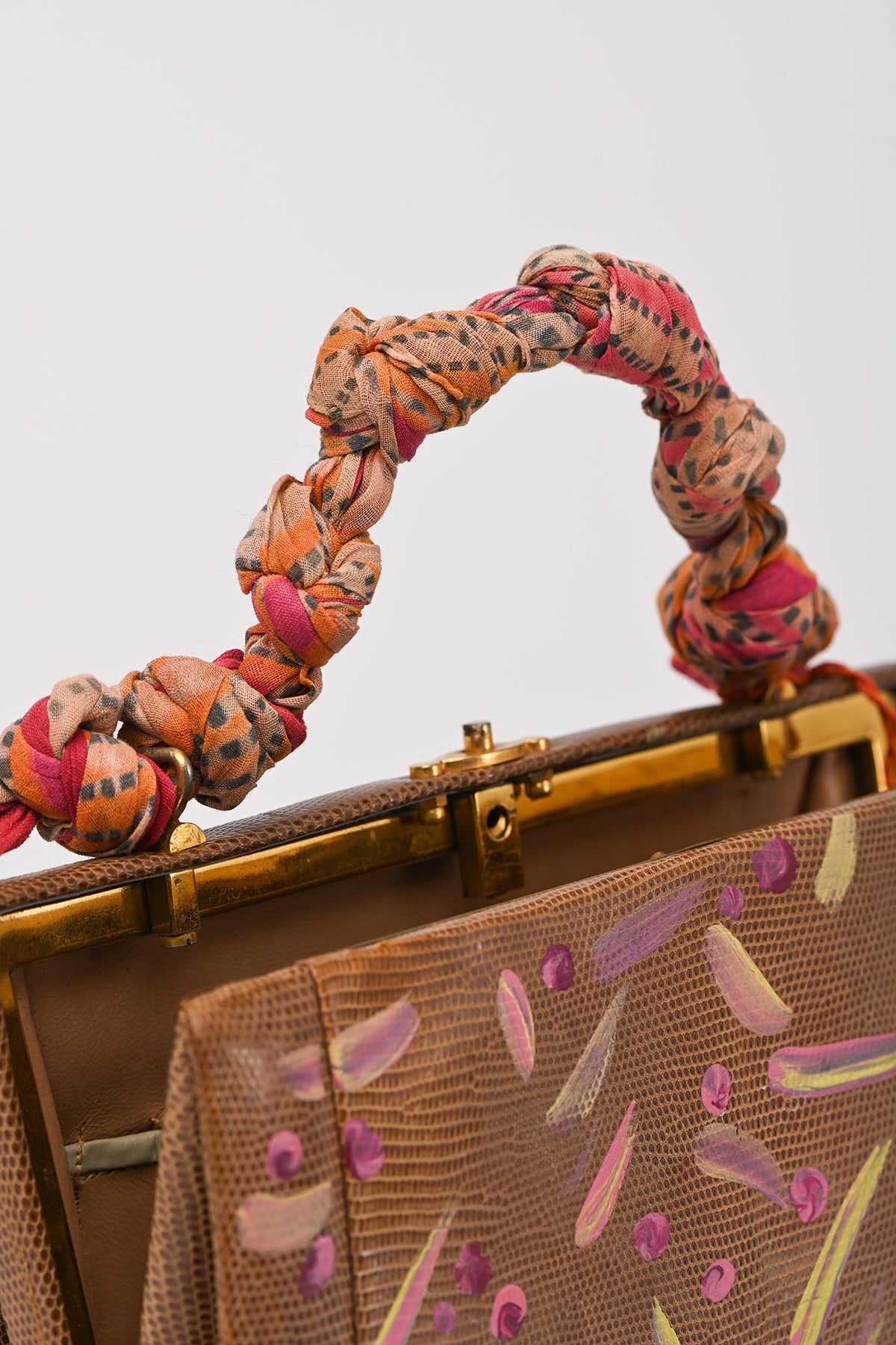 Borsetta dipinta a mano con manico intrecciato