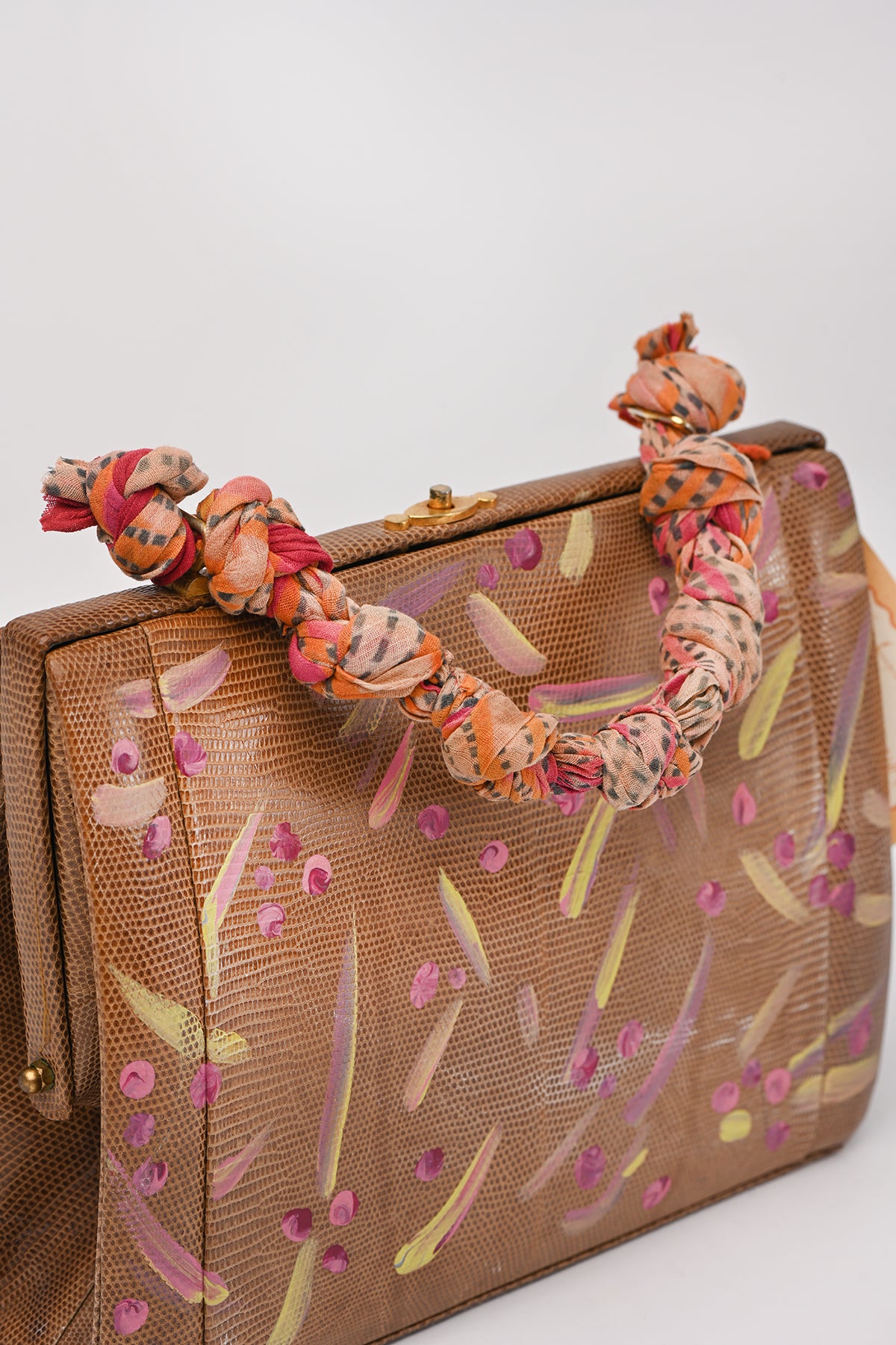 Borsetta dipinta a mano con manico intrecciato