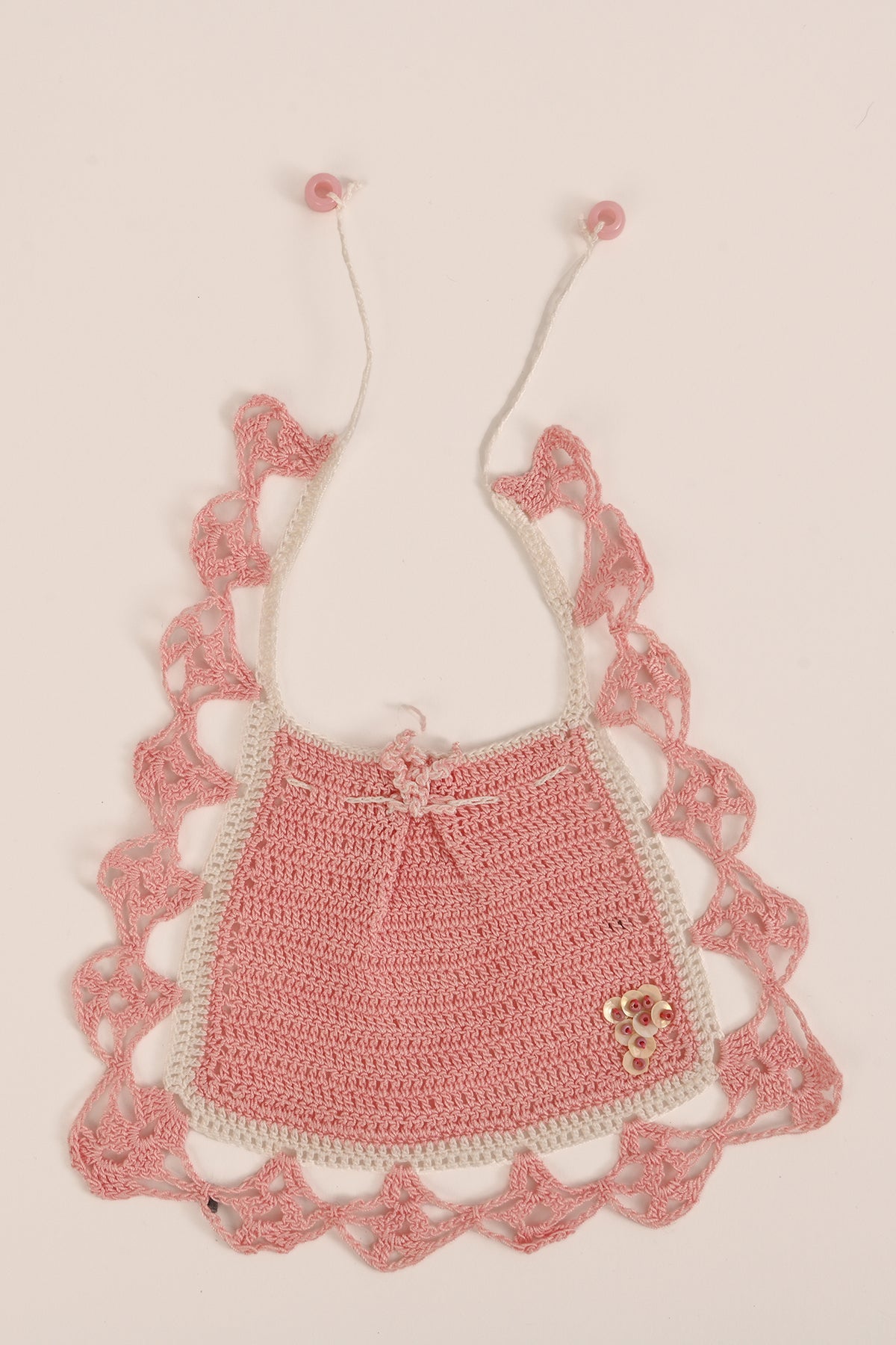 Bavaglino crochet rosa con bordo ricamato Teresa Cercava