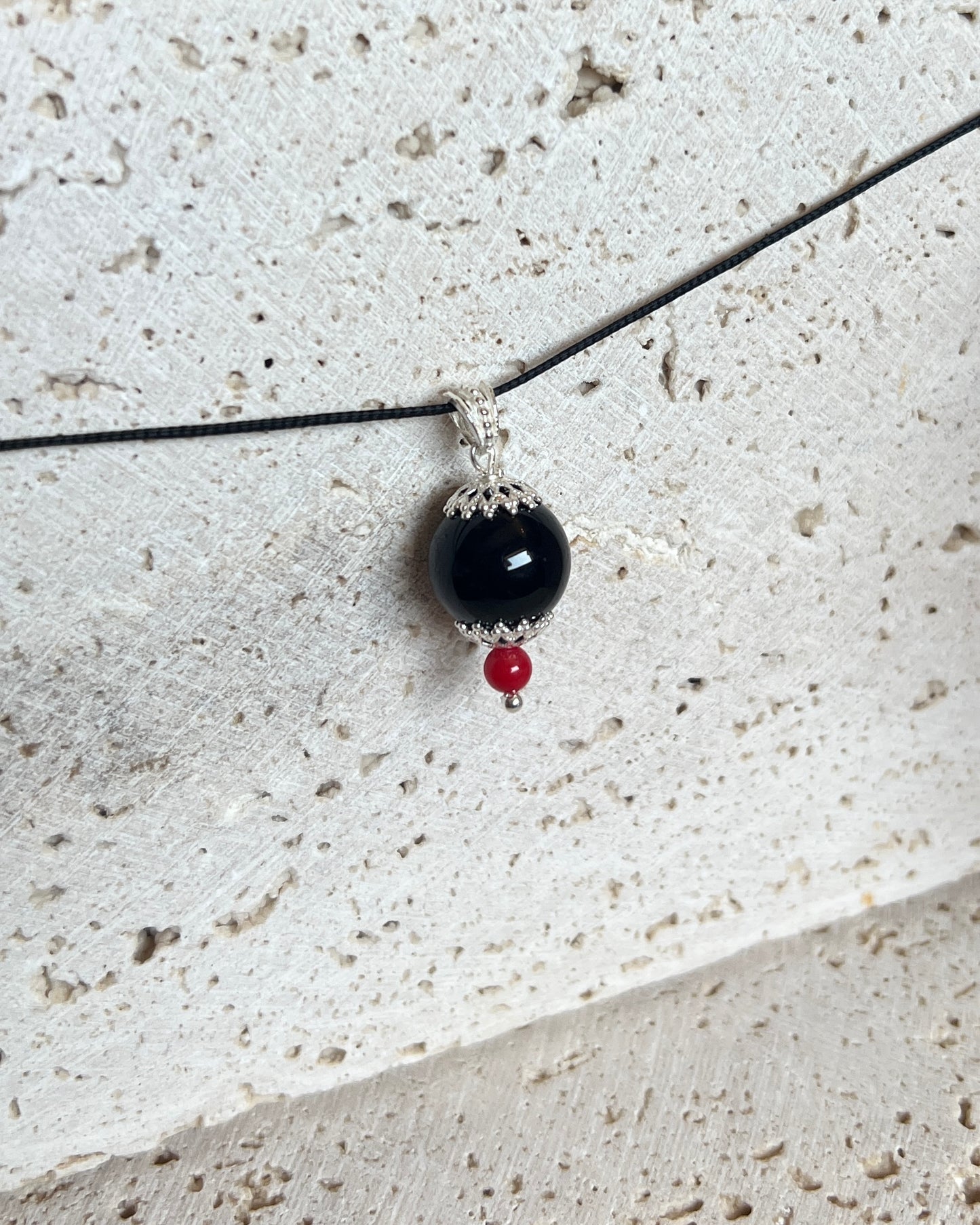 Ciondolo “su coccu” con corallo HOROS