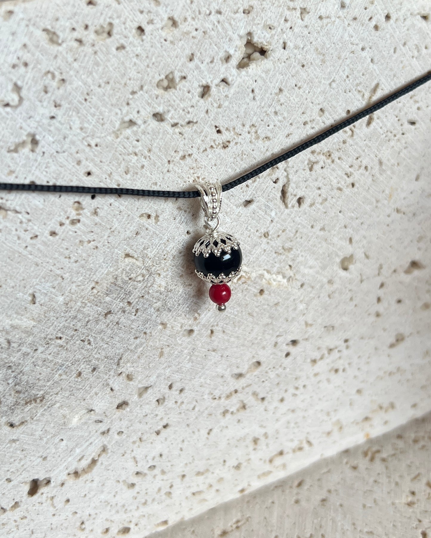 Ciondolo “su coccu” con corallo HOROS