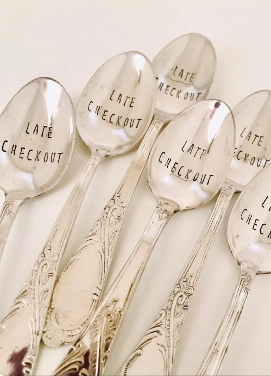Cucchiaino con incisione “Late Check-Out”