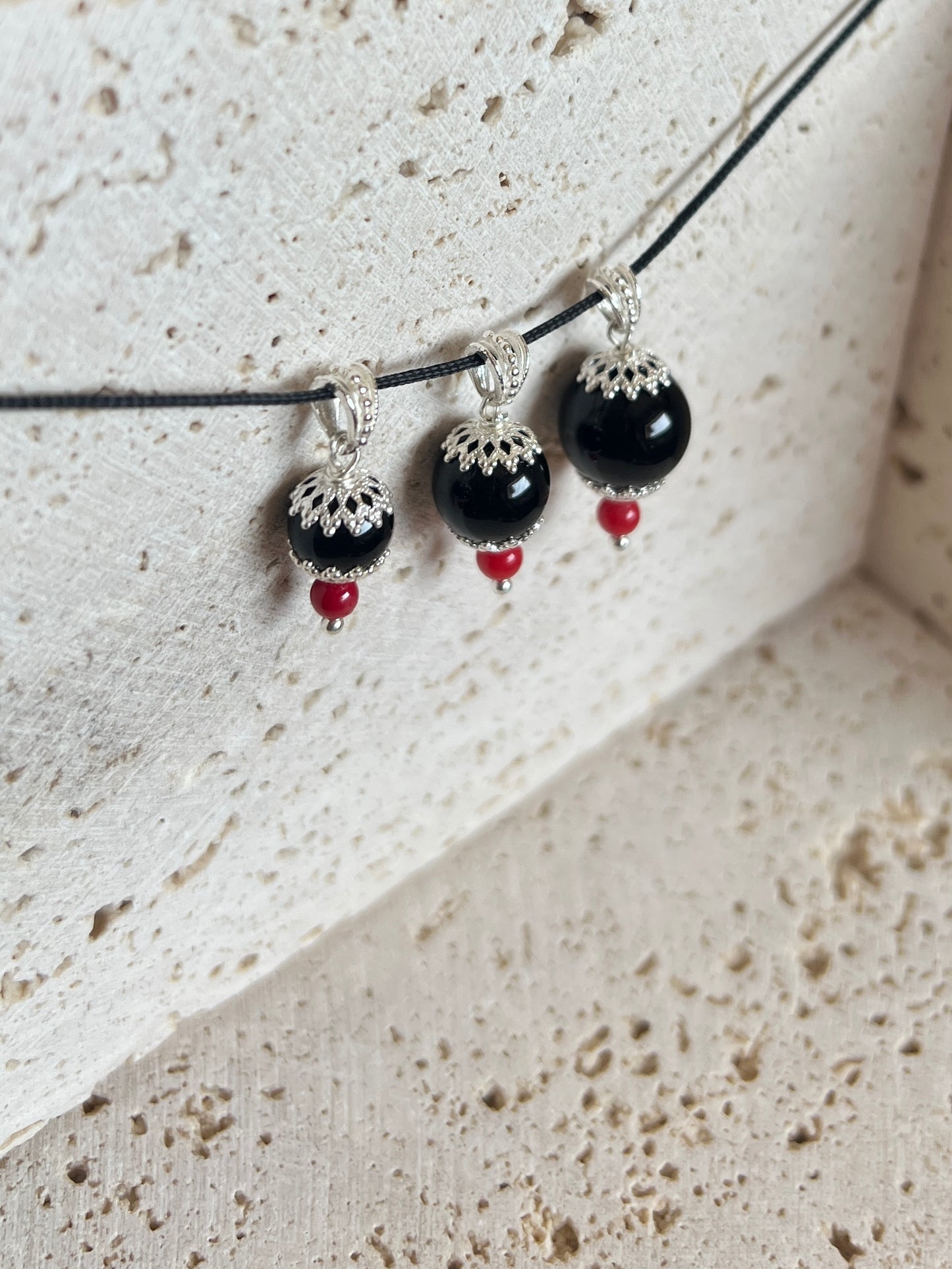 Ciondolo “su coccu” con corallo HOROS