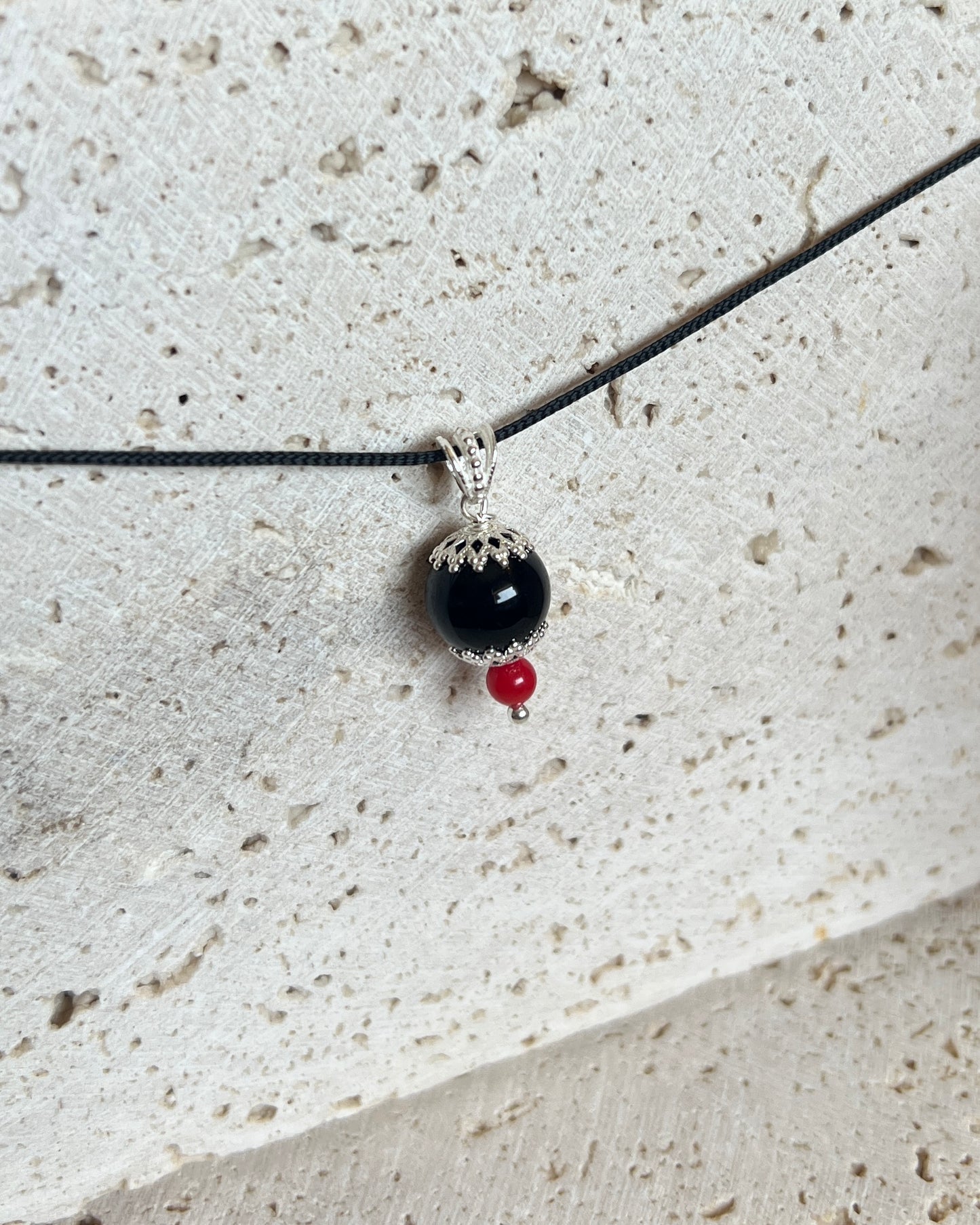 Ciondolo “su coccu” con corallo HOROS